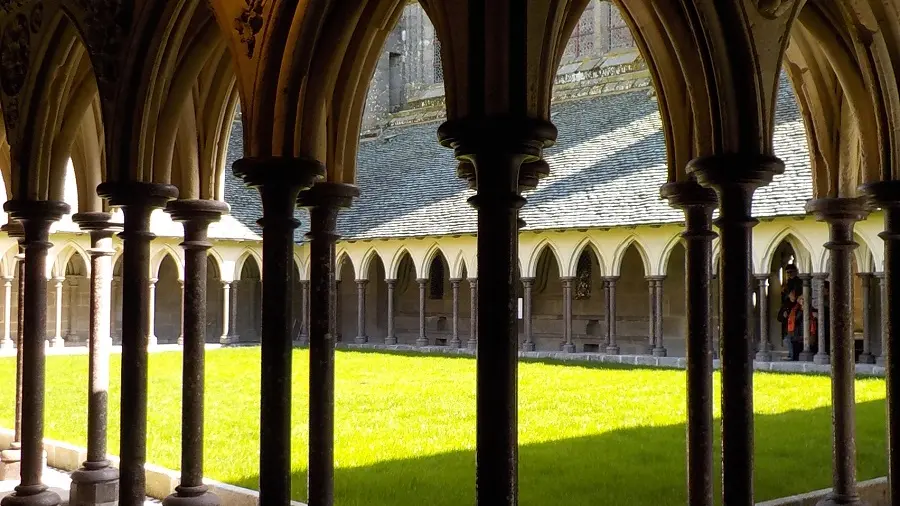 Abbaye-du-Mont-Saint-Michel-cloitre2-Centre-des-monuments-nationaux