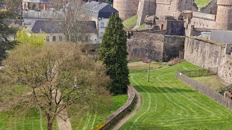 Aire de Pique Nique Bas jardin OTDF (1) 800