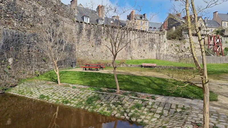 Aire de Pique Nique Bas jardin OTDF (3) 800px