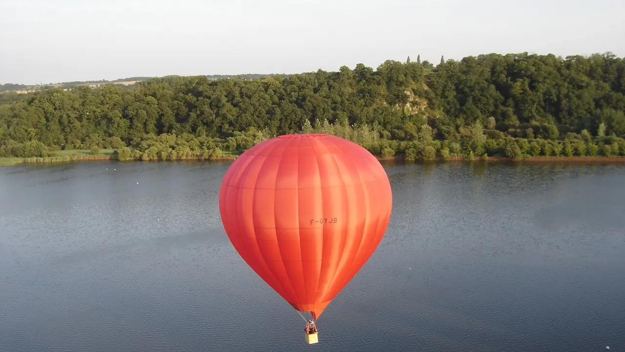 Ballons d'Emeraude - ballon rouge sur la Rance-1