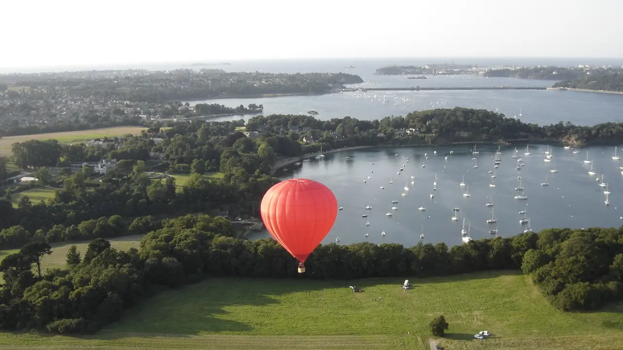 Ballons d'Emeraude - ballon rouge sur la Rance-2