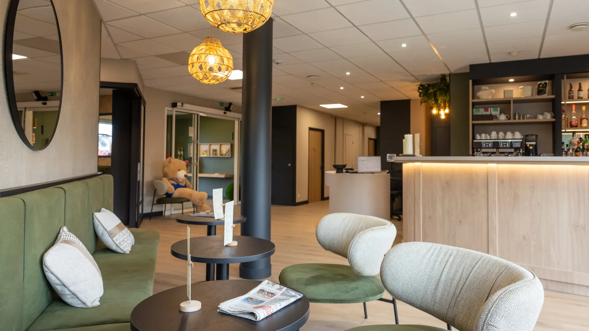 BritHotel-Bar et salon jeux detente travail