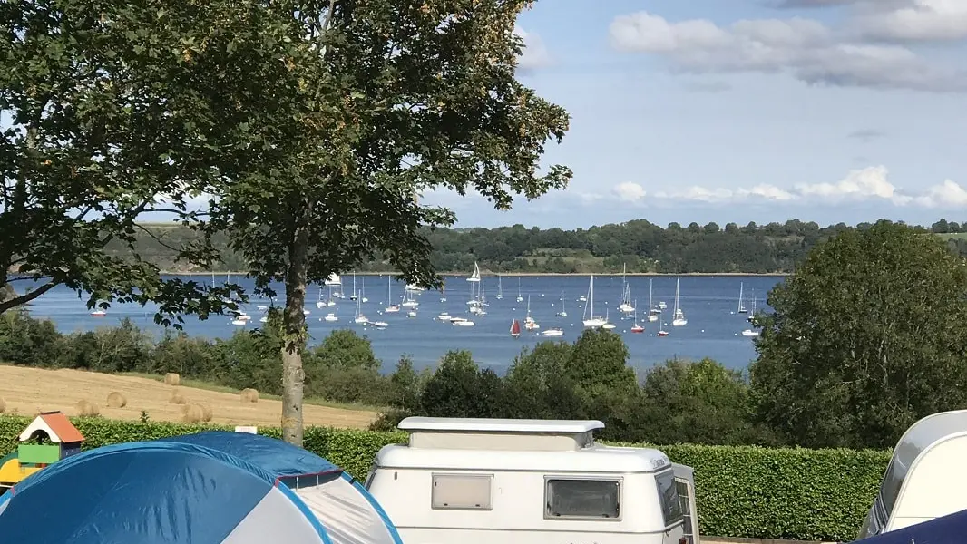 Camping-Le-Rivage-Le-Minihic-caravane-et-tentes