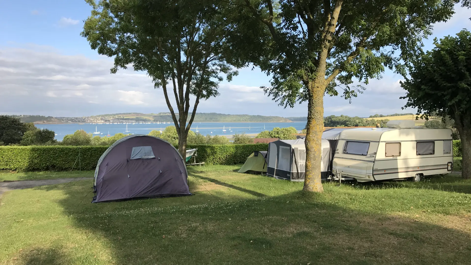 Camping-Le-Rivage-Le-Minihic-sur-Rance-emplacement-tente-et-caravane