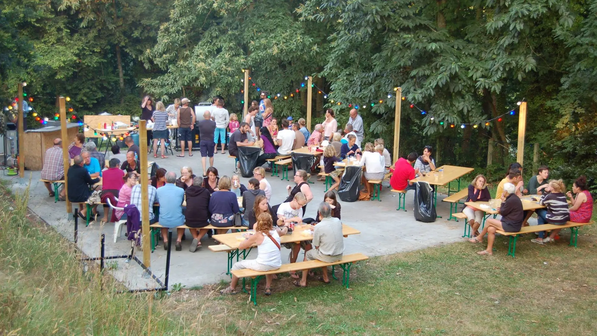 Camping-Les-Etangs-La-Richardais-tables-festives-jour