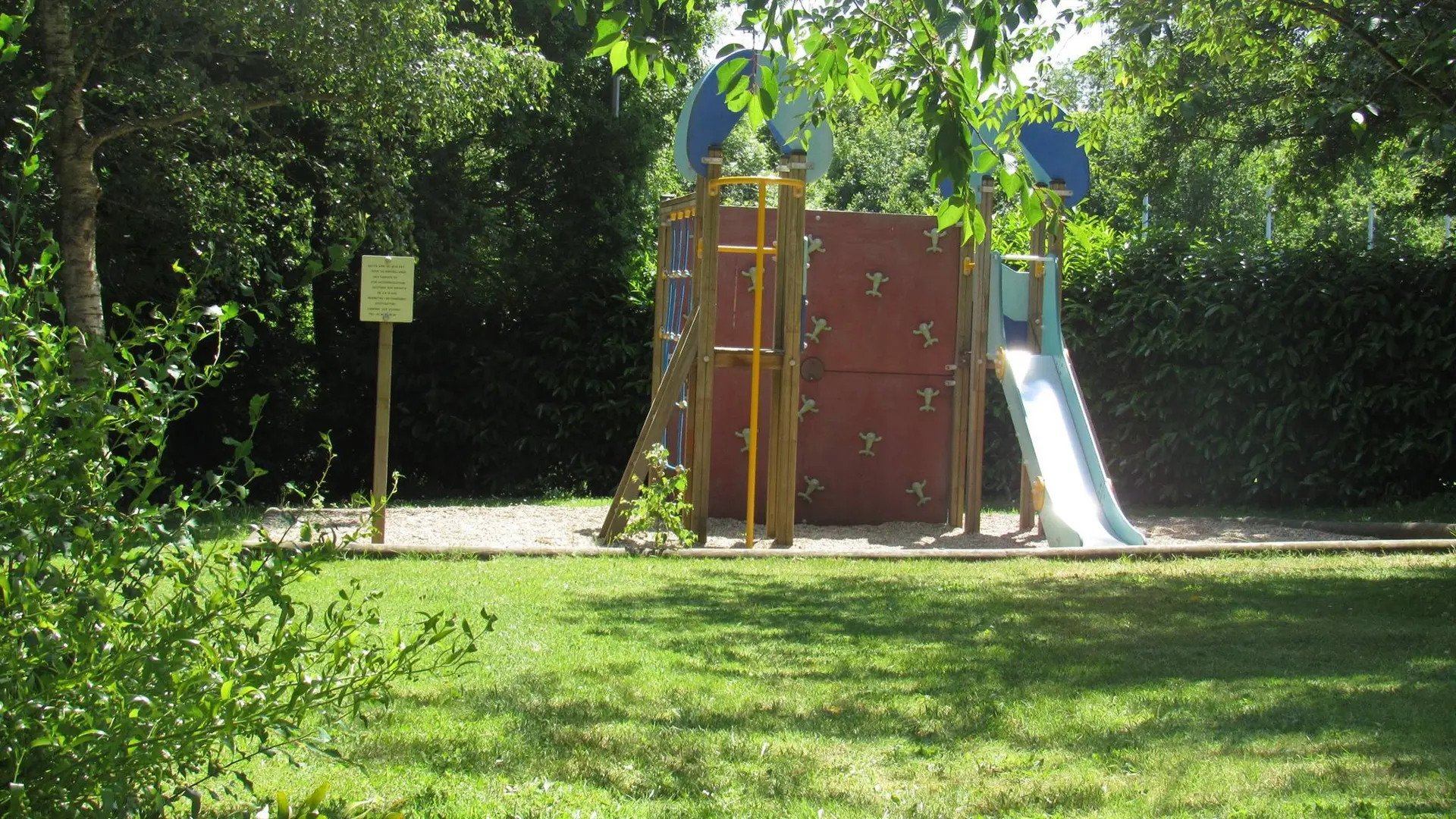 Camping-Les-Etangs-La-Richardais-aire-de-jeux