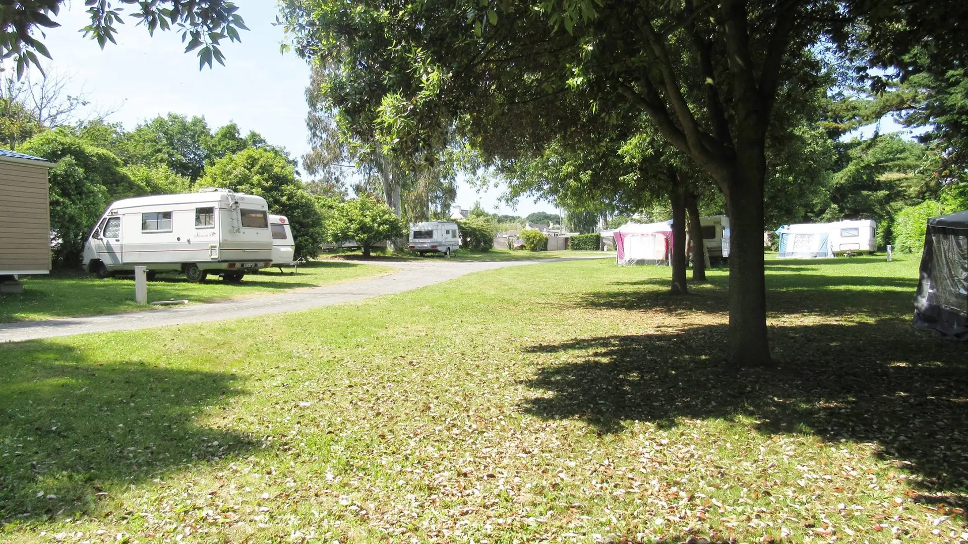 Camping-Les-Etangs-La-Richardais-emplacement-camping-car