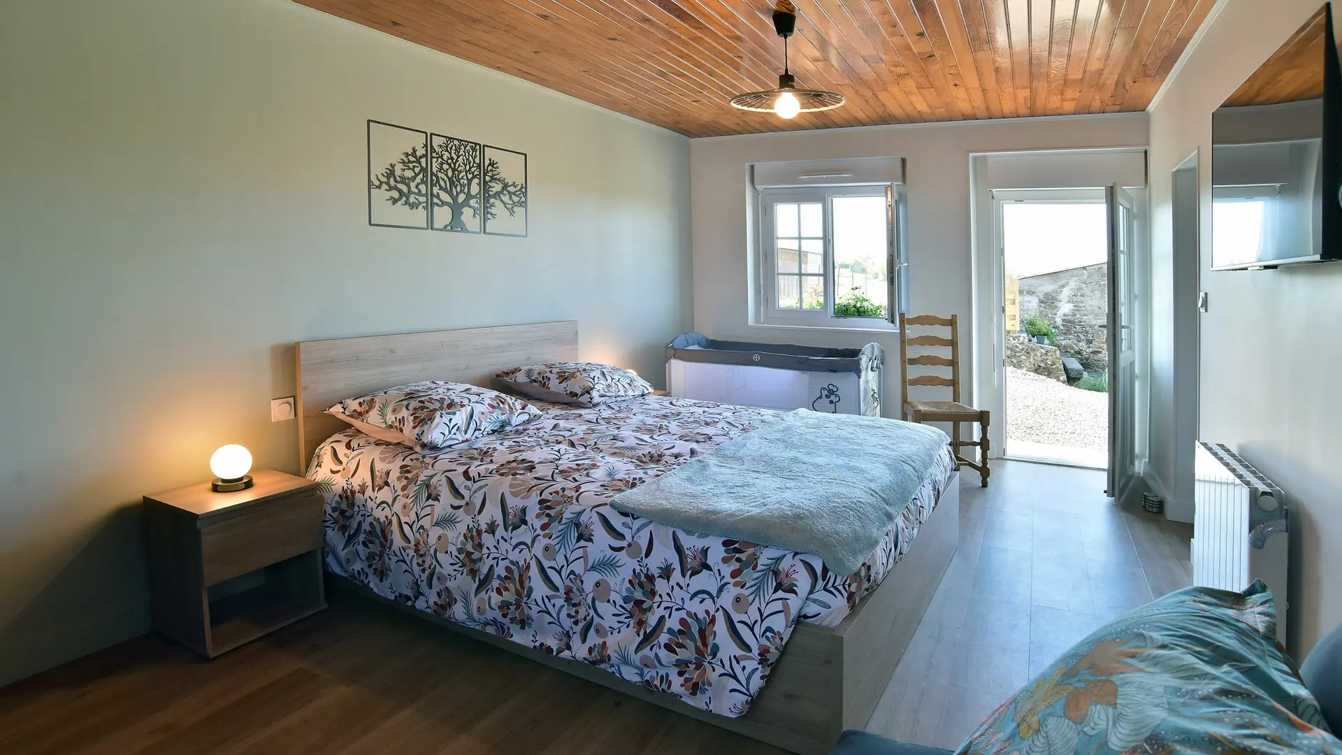 Location - Gîte de la Bosse Besnard - St Marcan -Chambre avec téléviseur