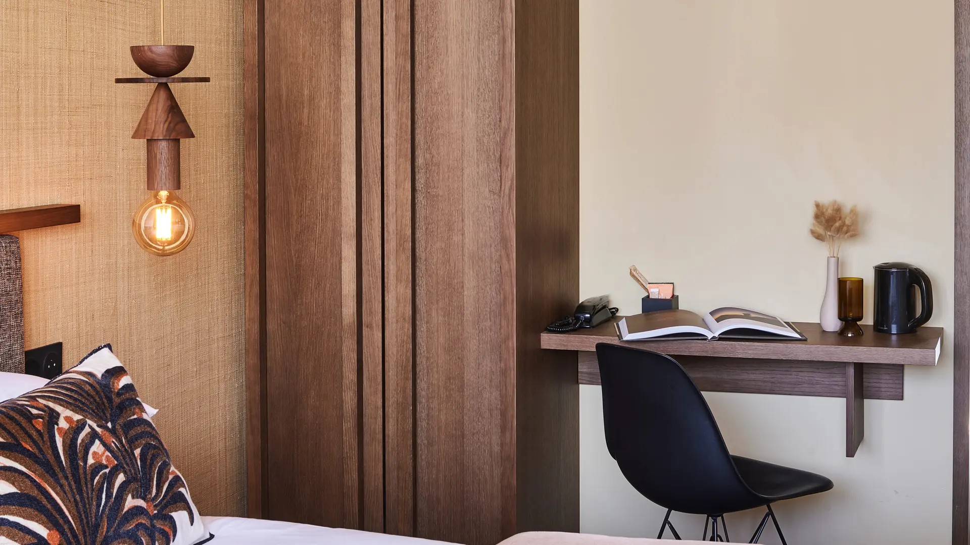 Chambre double - Espace bureau et armoire Hôtel Mercure Front de mer St Malo