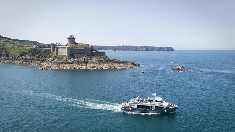 Compagnie Corsaire cap fréhel fort la latte. Stéphane Maillard