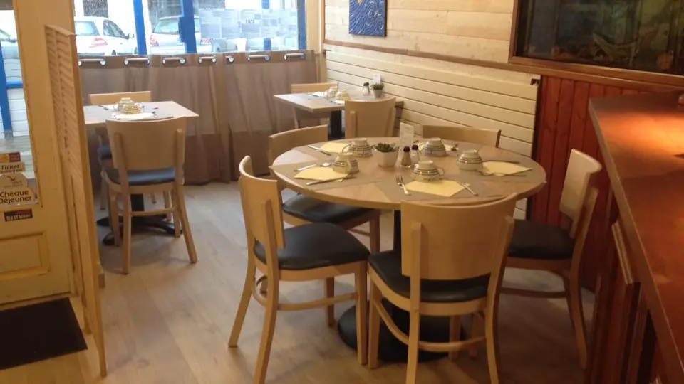 Creperie-Cote-Mer-Dinard-tables-dressees