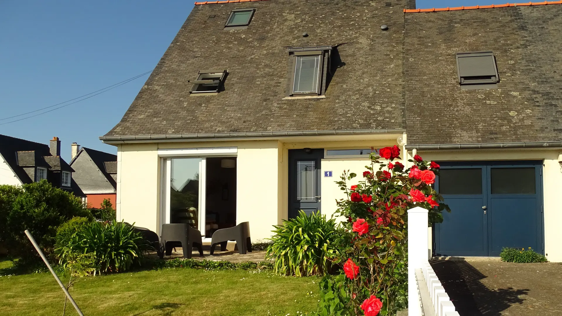 stationnement facile et gratuit devant la maison