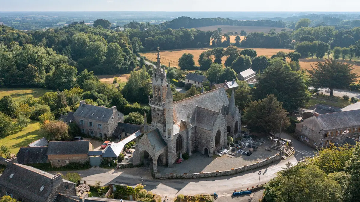 Eglise_Saint-Ouen-des-Iffs_-_Les_Iffs-Thibault_Poriel-5073-1200px