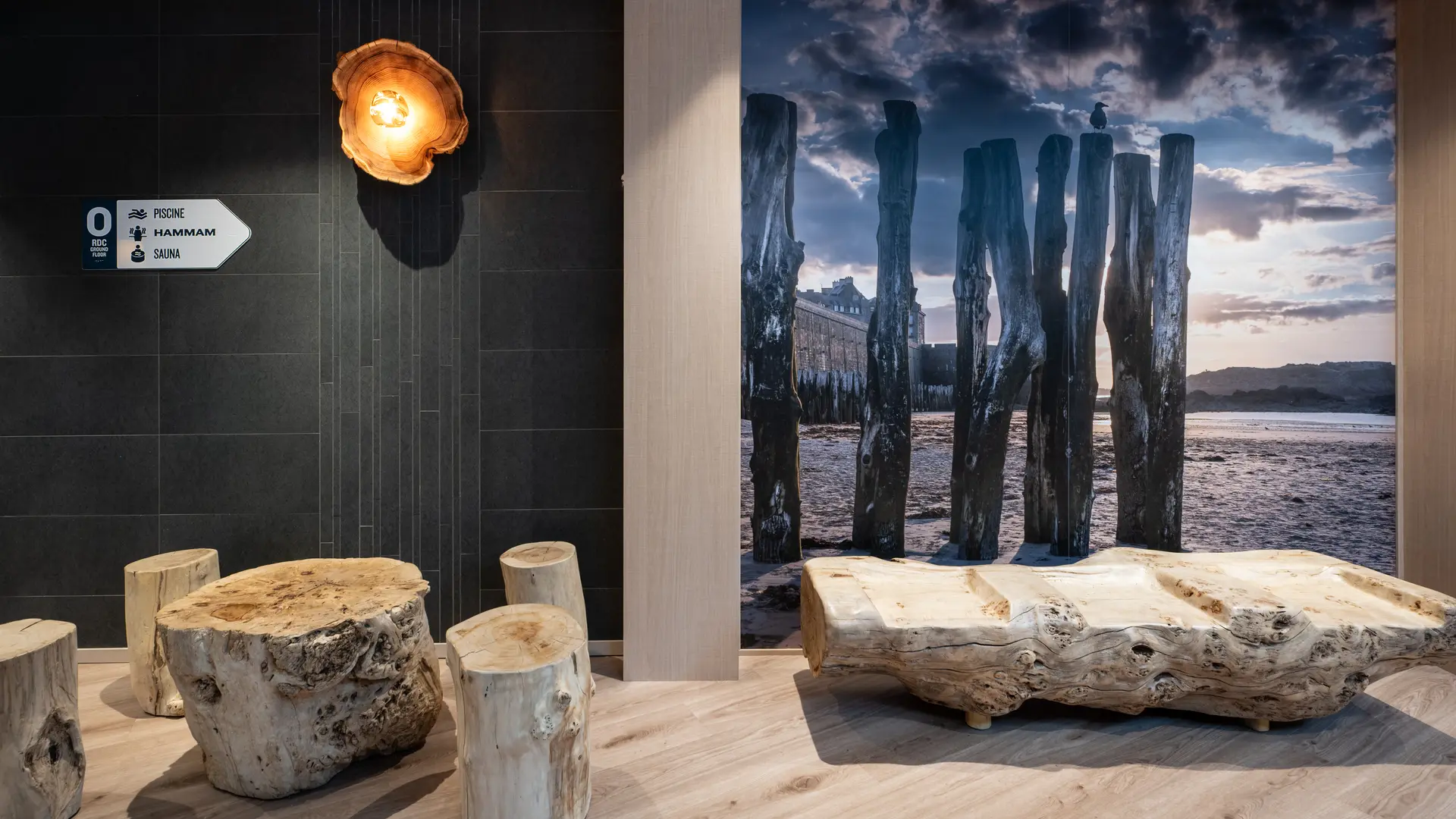 Espace d'attente accueil Kyriad Prestige - Saint-Malo