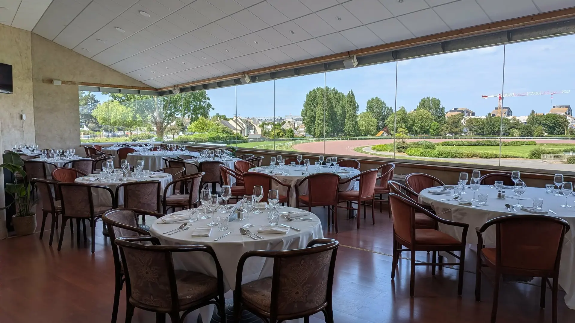 Espace tables rondes - Le Yearling Saint-Malo