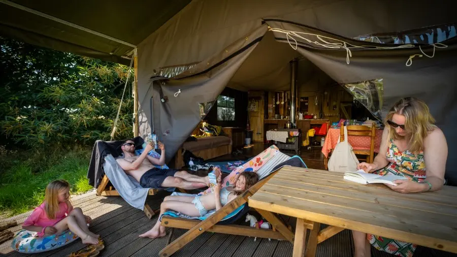 Famille en tente au camping des Jardins des Coccinelle