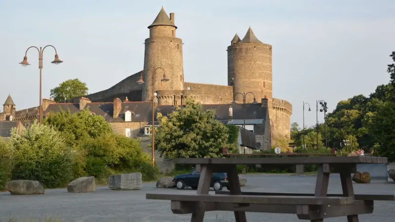 Fougeres-aire-de-la-Carriere