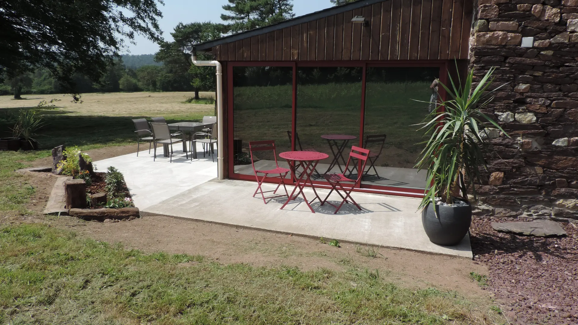 Gite-Le-Cellier-Paimpont-terrasse-exterieure