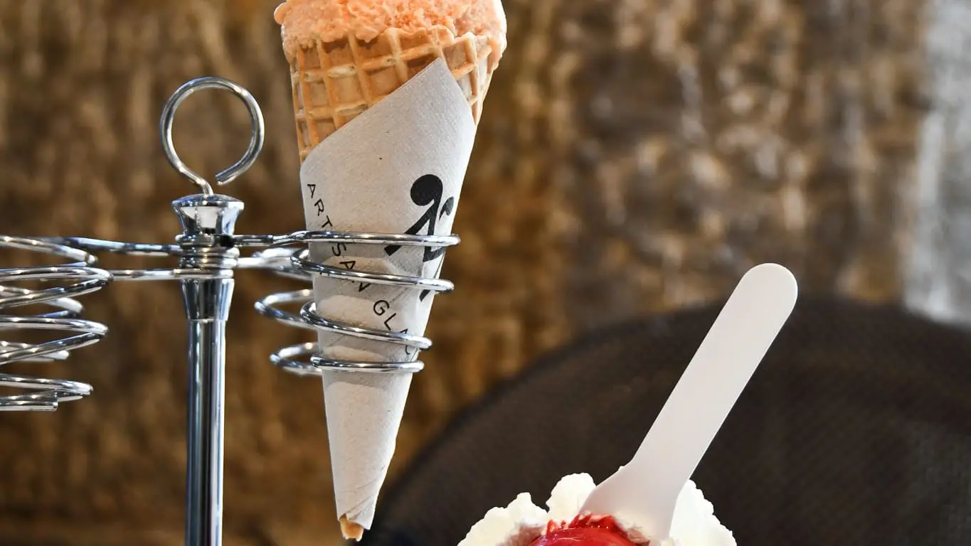 Glaces en pot et cornet Moustache artisan glacier