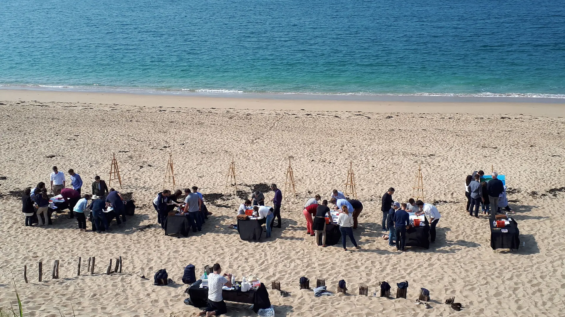 Groupe Astrevent Nova Naos Atria réalisation d'activitée team building pour les entreprises sur St Malo, Dinard. Activitée sur Terre ou sur mer. Team building artiste peintre.