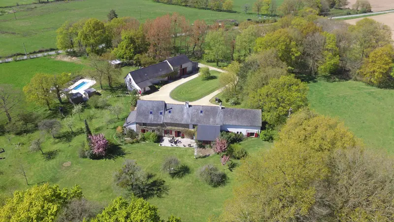 Manoir de Lalleu, gîtes et chambres d'hôtes à La Chappelle-Chaussée