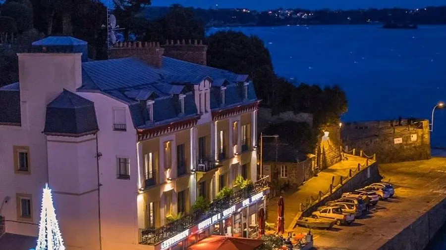 Hotel-de-la-Vallee-Dinard-vue-aerienne-nuit-2