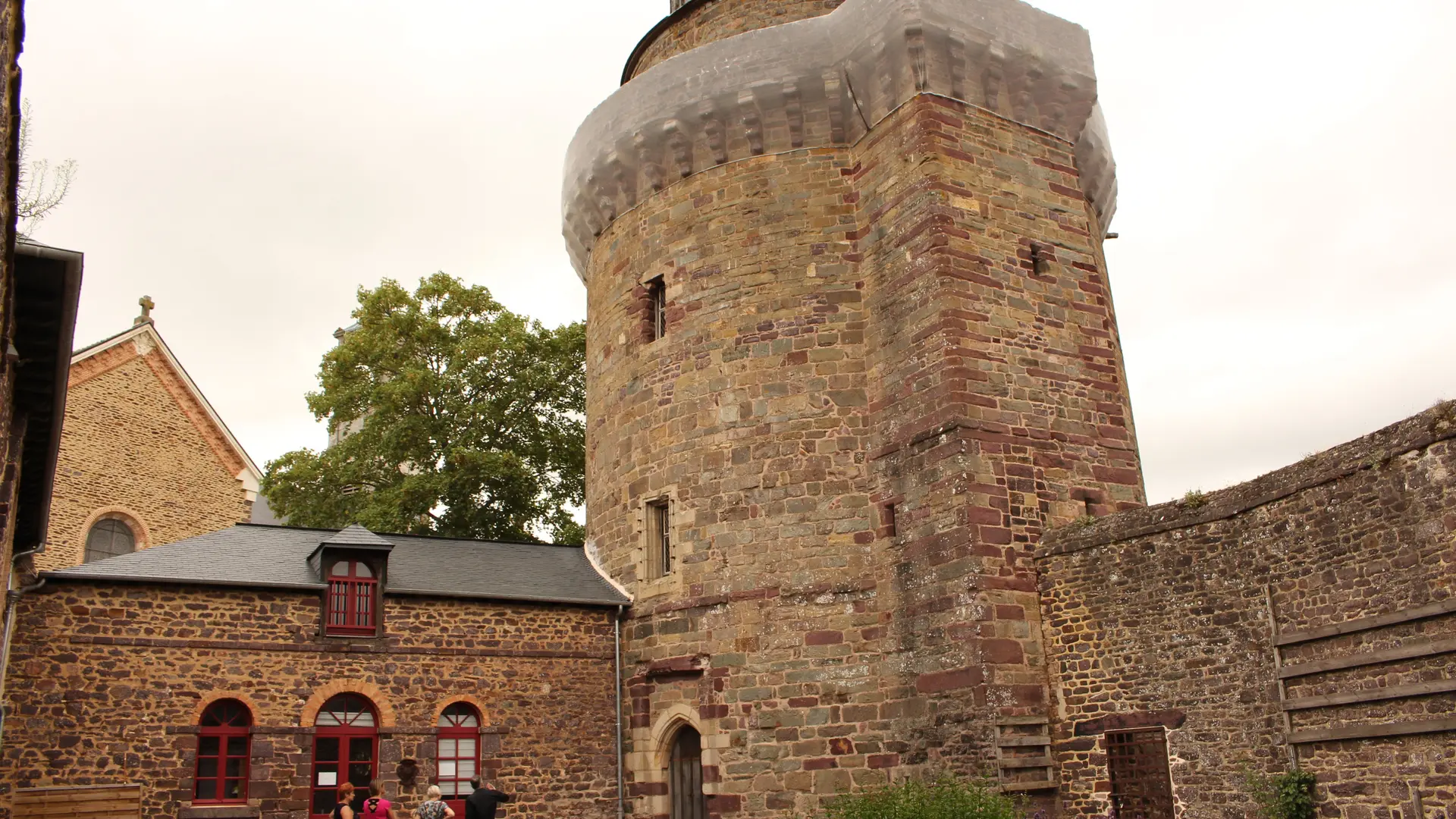 Tour Papegaut Montfort sur Meu Petite Cité de Caractère