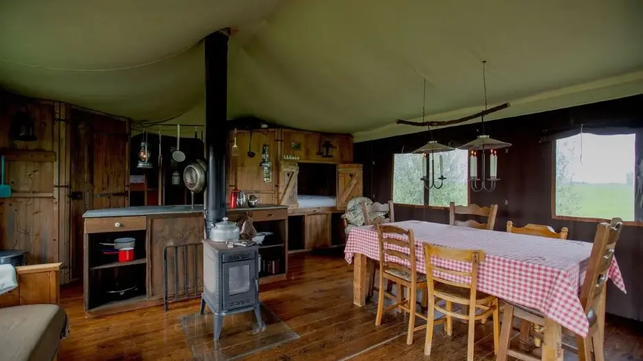 Intérieur-Eco-lodge-Les-Jardins-des-Coccinelles