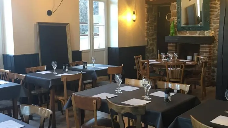 Le-Pot-de-Beurre-Saint-Lunaire-salle-de-restaurant