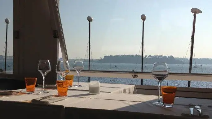 Le-Yacht-Dinard-table-dressee-vue-mer