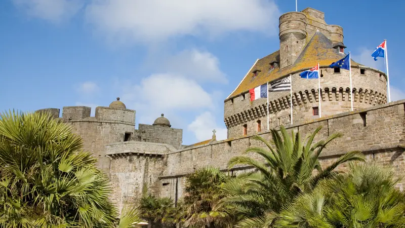Le château et les drapeaux vus du Jardin des Douves -  Saint-Malo ©Philippe Josselin