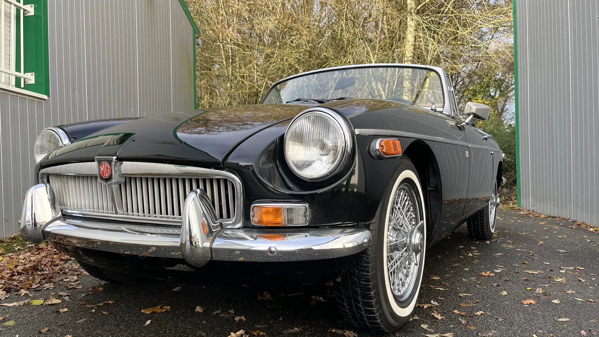 MGB location 1977 noir crème