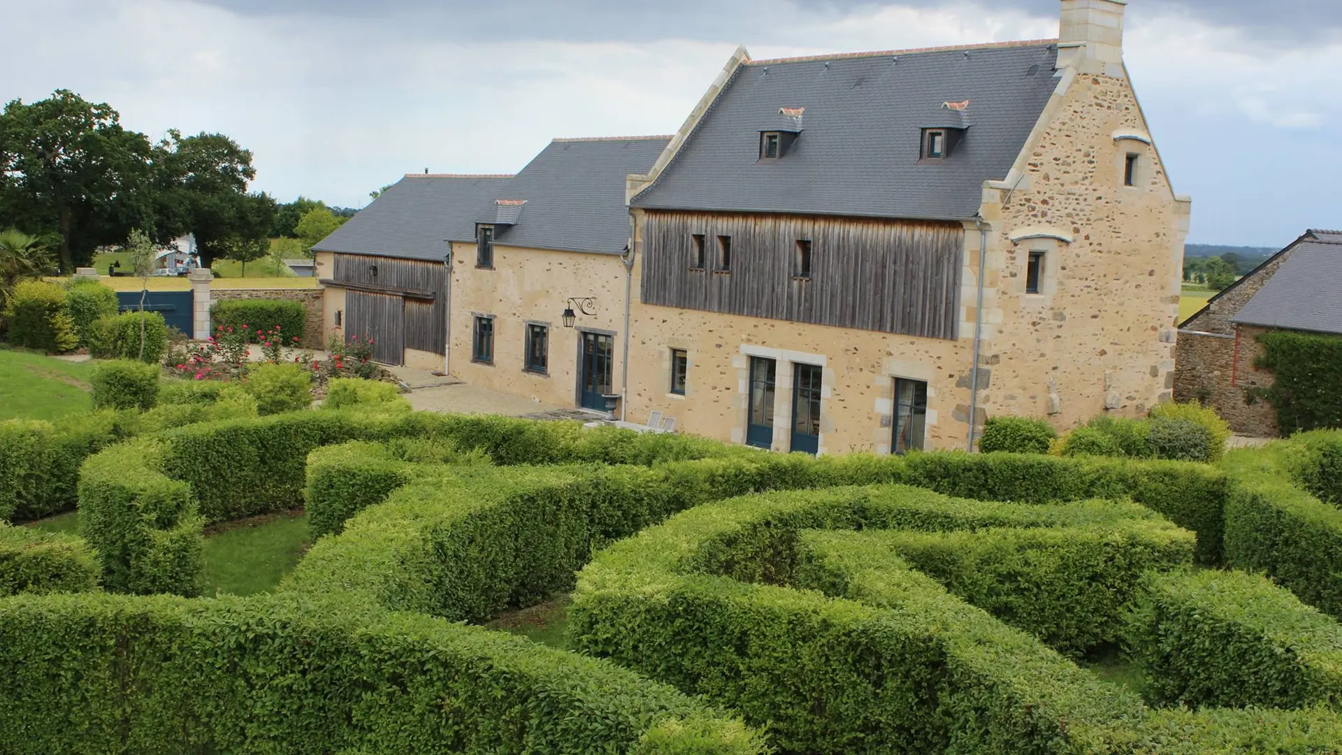 Manoir-du-Clos-Clin---Macquart-de-Terline-Guy-facade-et-jardin-4