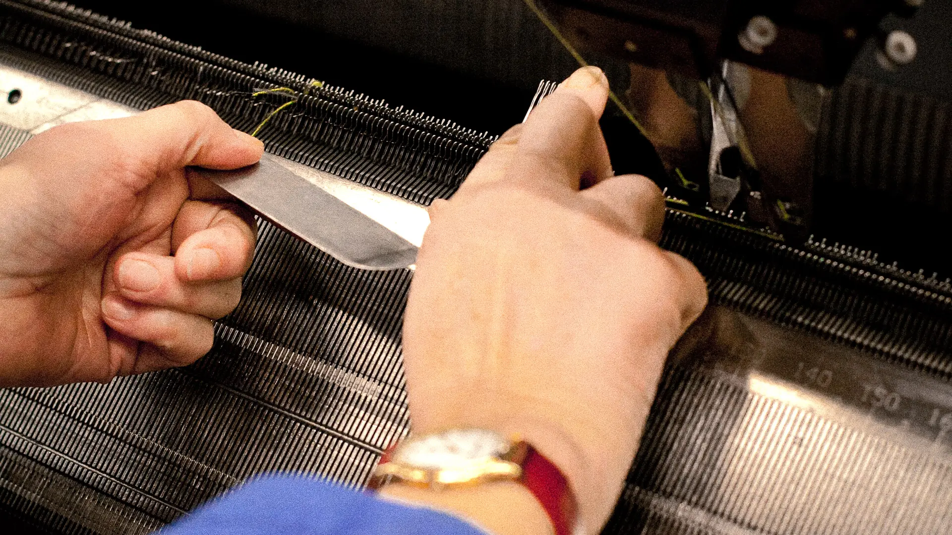 Machine à tricoter et aiguilles - Tricots Saint-James - Visite d'usine