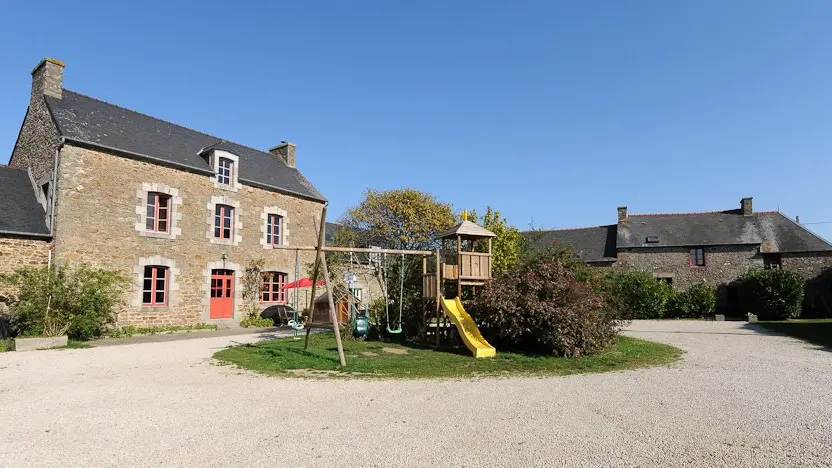 Mme-Guinoiseau-Armelle-Dinard-facade-et-jardin-2