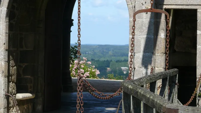 Pont-levis du château de Montmuran Les Iffs