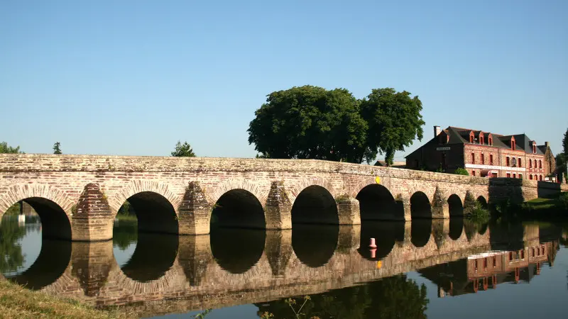 Ancien pont de pierre à Pont-Péan