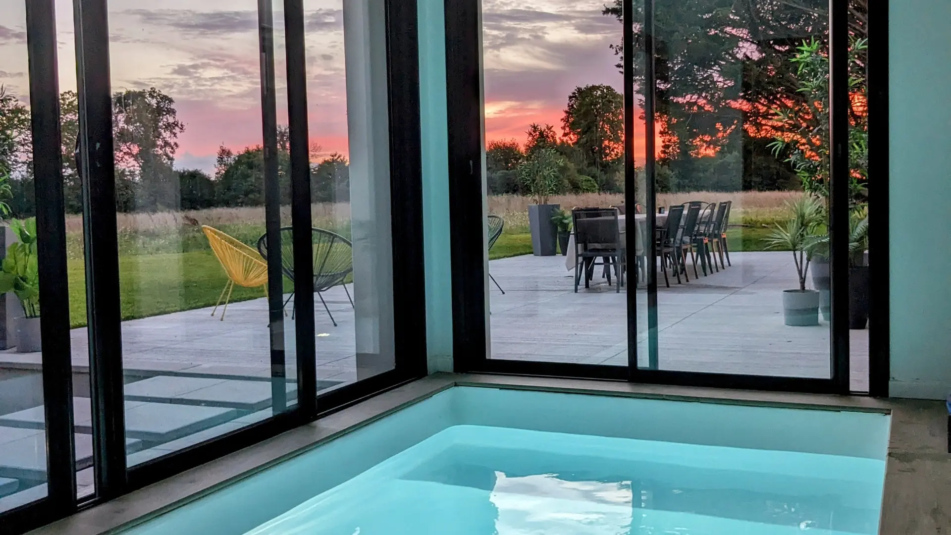 Piscine avec coucher de soleil