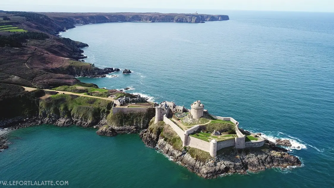 château de la Roche Goyon vue du ciel