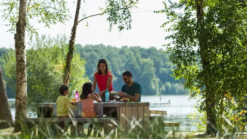 Pique-nique au bord du  lac de Trémelin