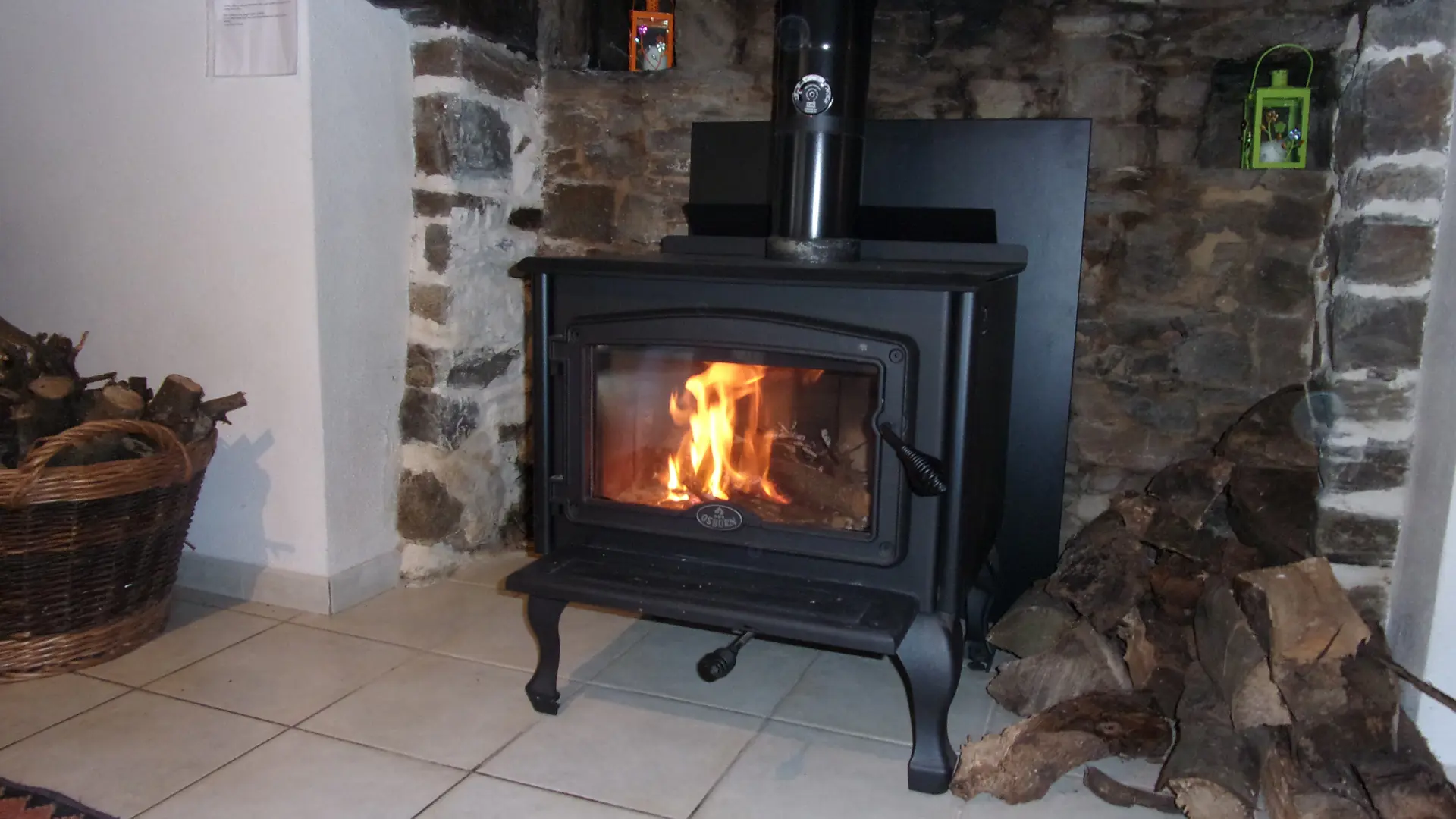 Location - Try Logis - Plerguer -Poêle à bois du salon