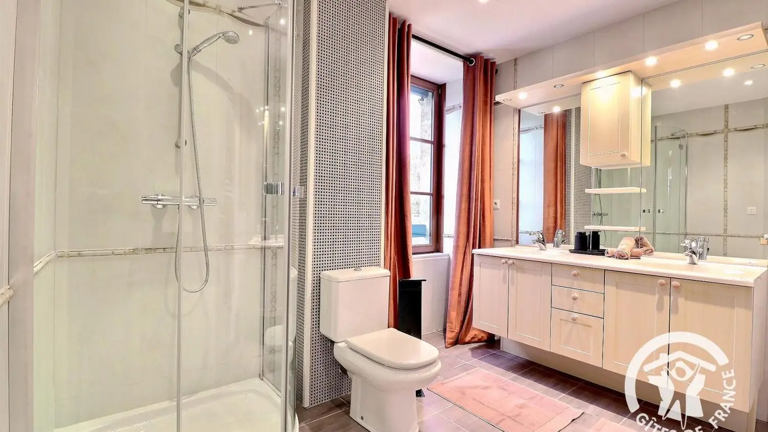 Chambres d'hôtes - Les Hôtes de la Motte - St Jouan - Salle de bain suite ébène