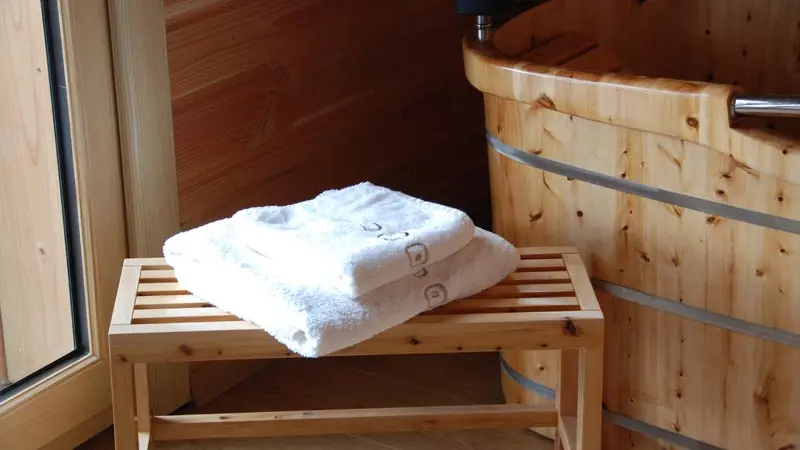 Serviettes de bain sur banc cabane la bourousais - MAURE DE BRETAGNE