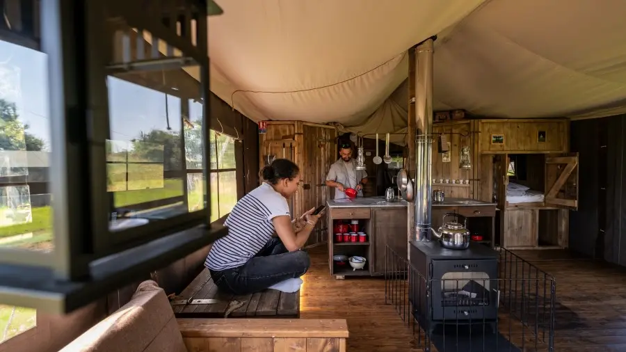 Tente du camping des Jardins des Coccinelle - Vue intérieure