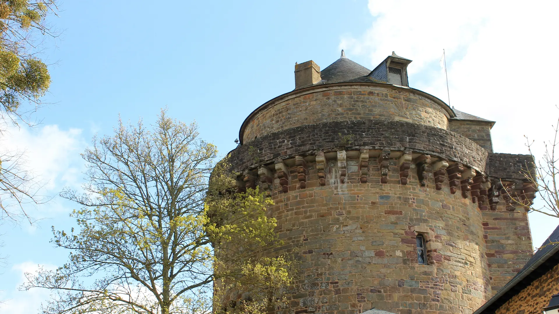 Tour Papegaut Montfort sur Meu Petite Cité de Caractère