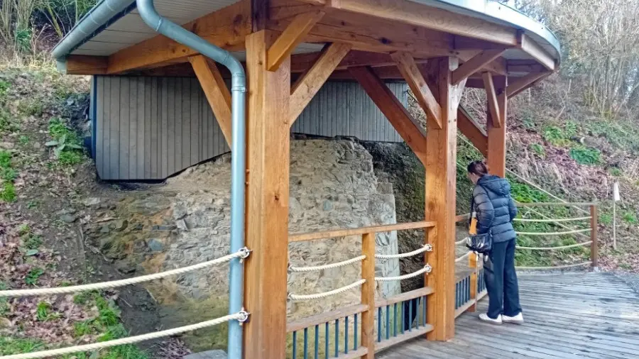Vestiges d'une tour aux Buttes du Châtel
