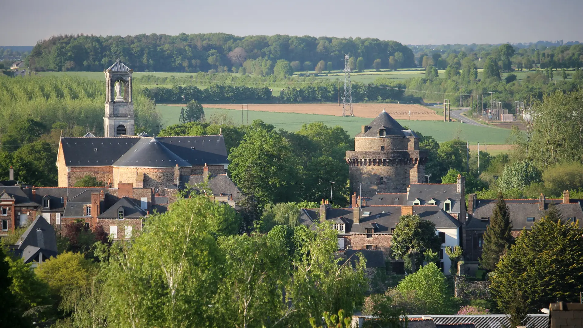 Vue panoramique sur la tour de Papegault et l'Eglise St Louis Marie Grignion - Montfort - ©Office de Tourisme