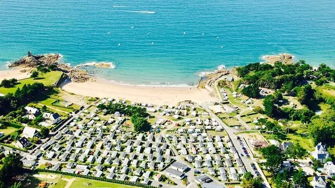 camping-port-blanc-dinard-vue-ciel-drone-mer-face-mer