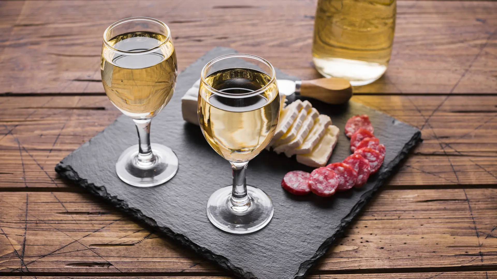 haute-vue-verres-vin-blanc-fromage-salami