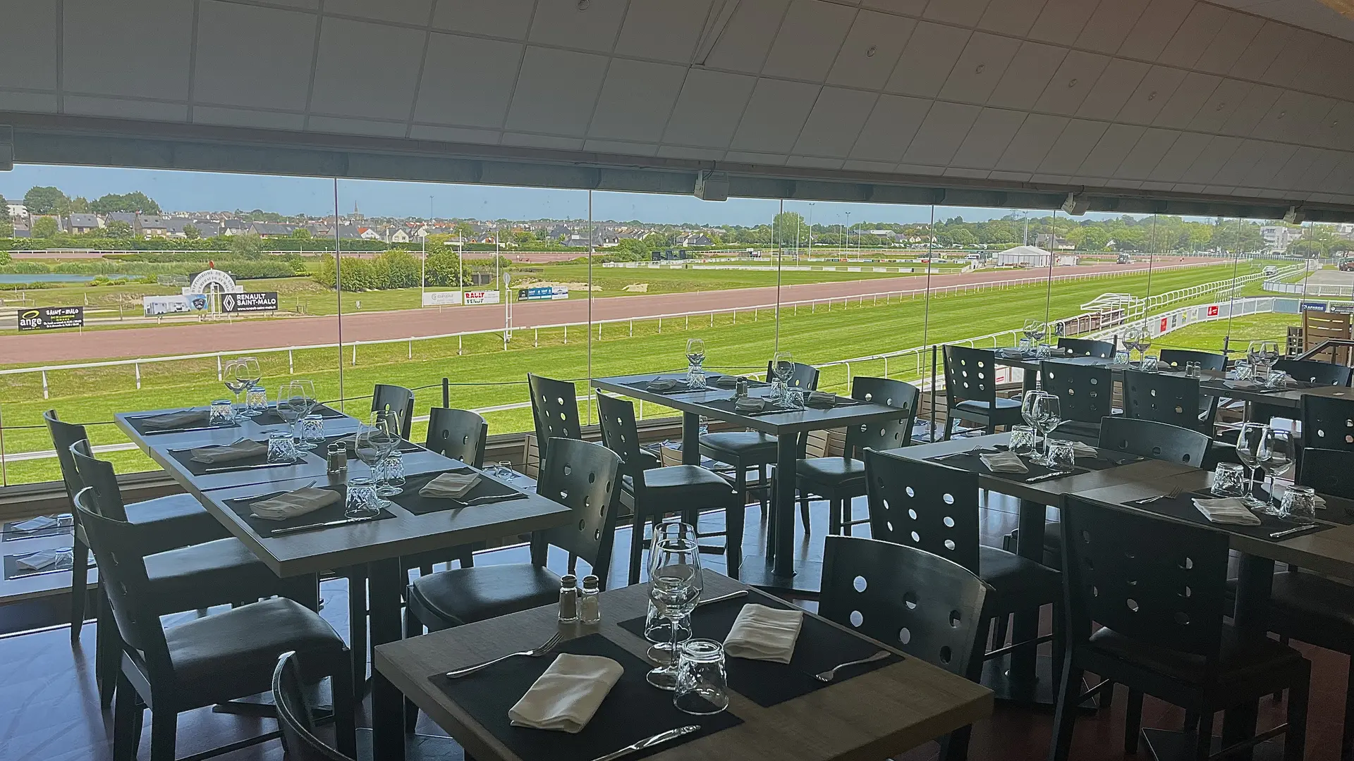 partie estrade - Le Yearling Saint-Malo